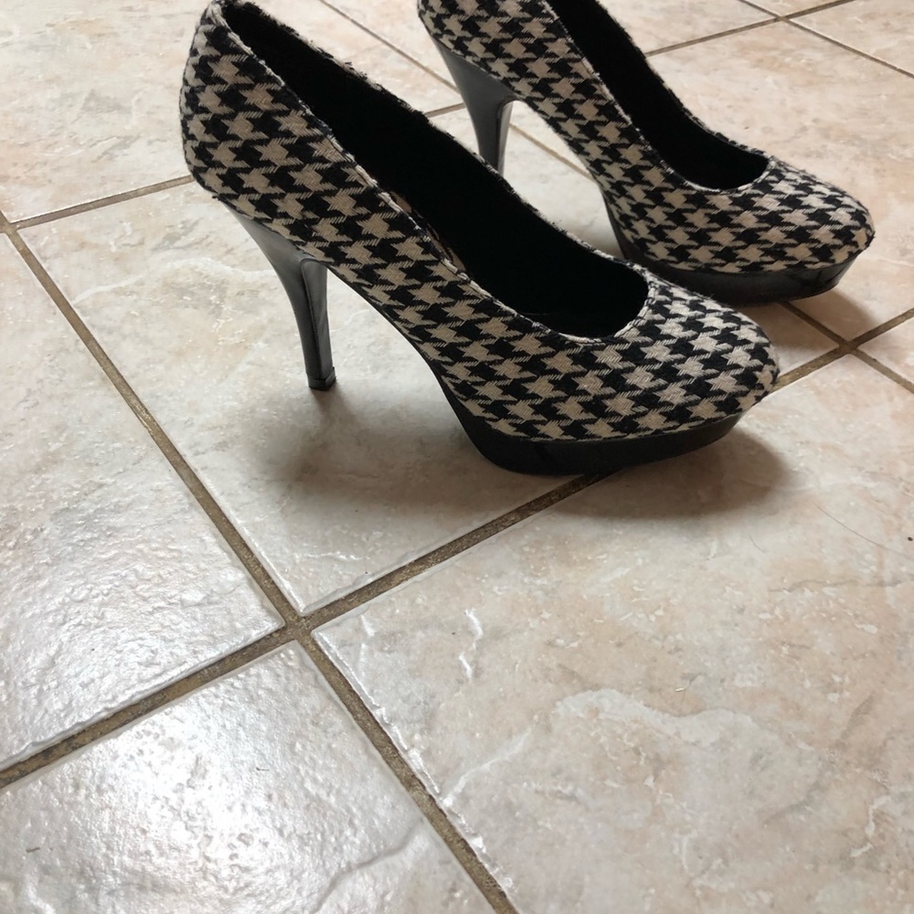 Shoes - Picture 4 of 6